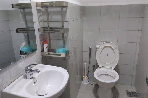 A bathroom at Jays Apartment - Colombo 02 at the heart of convenience
