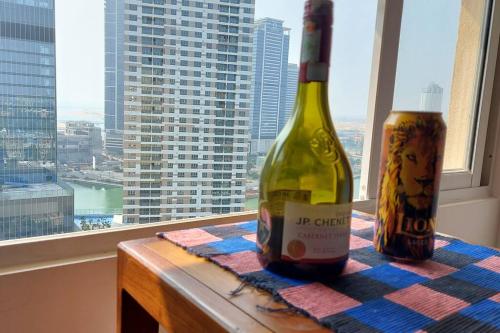- une bouteille de vin assise sur une table à côté d'une fenêtre dans l'établissement Jays Apartment - Colombo 02 at the heart of convenience, à Colombo
