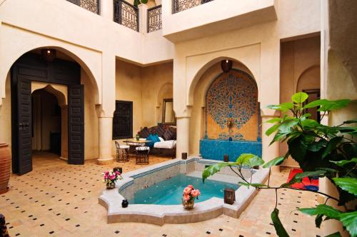 Bazén v ubytování Riad Papillon by Marrakech Riad nebo v jeho okolí