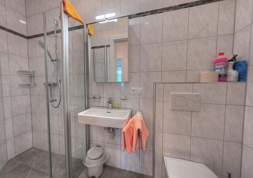 y baño con lavabo, ducha y aseo. en Seeappartements Bundschuh, en Velden am Wörthersee