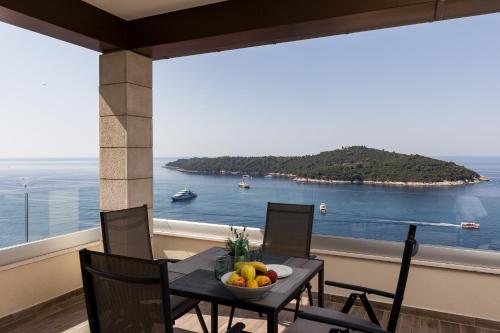 Amorino Of Dubrovnik Apartments في دوبروفنيك: غرفة طعام مطلة على المحيط