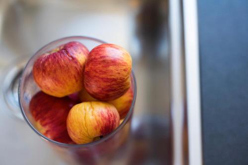 a glass vase filled with apples on a table at Kopeindlgut Apartments in Wals