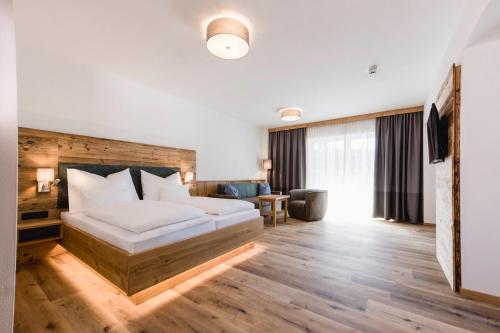a hotel room with a bed and a couch at Kopeindlgut Apartments in Wals