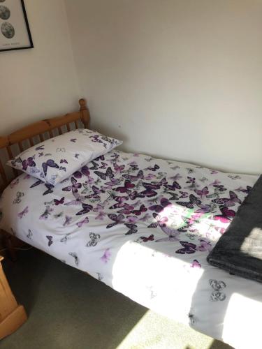 Кровать или кровати в номере Dunedin House Nedderton Village Bedling