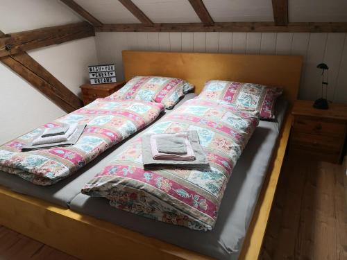 Tempat tidur dalam kamar di Abschalten am Albsteig in Albbruck im Süd-Schwarzwald großzügige Ferienwohnung