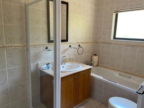 La salle de bains est pourvue d'un lavabo, de toilettes et d'une baignoire. dans l'établissement Tranquility, à Margate