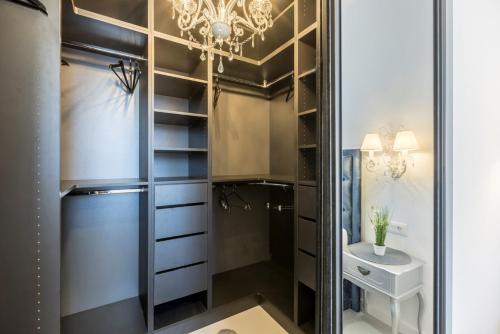einen begehbaren Kleiderschrank mit einem Spiegel und einem Kronleuchter in der Unterkunft Carmen - Luxury 2-Bedroom Apartment - Downtown in Split
