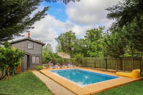 una piscina nel cortile di una casa di Çınarhan Villas a Agva