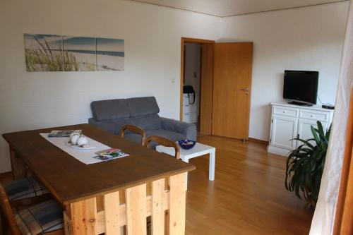 a living room with a table and a couch at Ferienwohnung Katja in Wilnsdorf