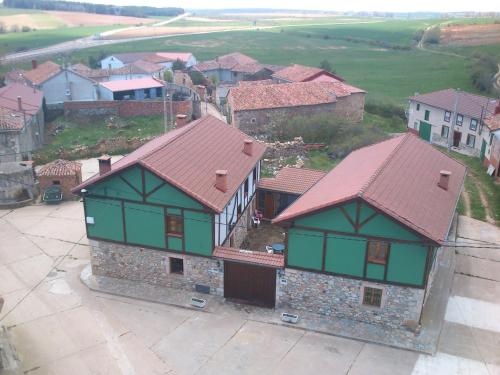 una vista aérea de un pueblo con casas en Casa Rural Valle Tosande, en Cantoral