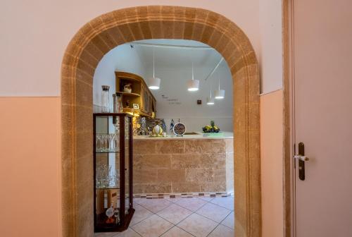 une arche menant à une cuisine dans une maison dans l'établissement Casa Vacanza Patrizia, à Guagnano