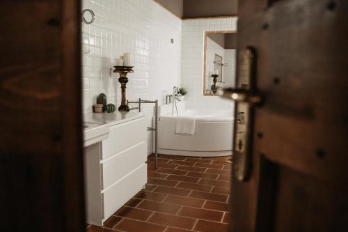 a bathroom with a tub and a toilet and a sink at La Celeste Galeria in Mantova