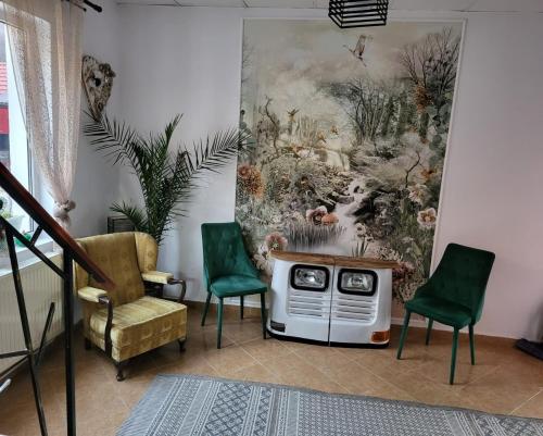 uma sala de estar com um quadro na parede em House of Julia em Sighisoara