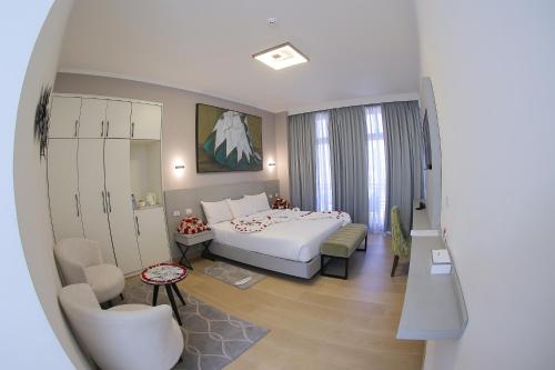 una camera d'albergo con letto e sedia di Andromeda Hotel ad Addis Abeba