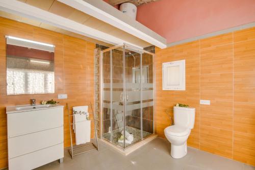 a bathroom with a toilet and a shower and a sink at Ideal Property Mallorca - Sa Vinya Vella in Alcudia