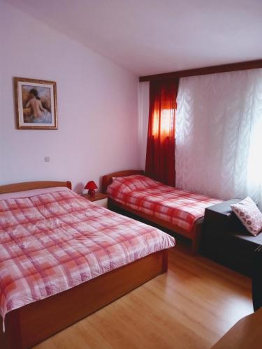 Posteľ alebo postele v izbe v ubytovaní Apartmani Nikolina