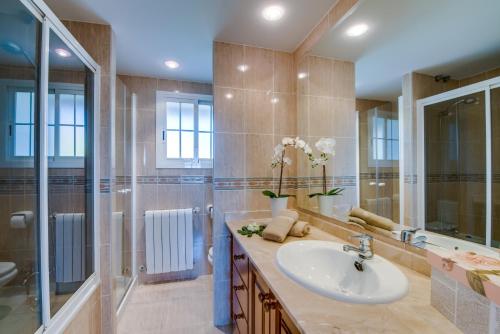 a bathroom with a sink and a shower at Ideal Property Mallorca - Barcares Nou in Alcudia