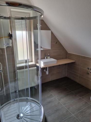 W łazience znajduje się prysznic i umywalka. w obiekcie Royal Apartman w mieście Vonyarcvashegy