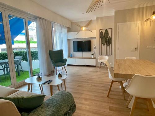 un salon avec un canapé, une table et des chaises dans l'établissement Reine Marie :Top floor Carré d'or avec accès direct à la mer, à Nice