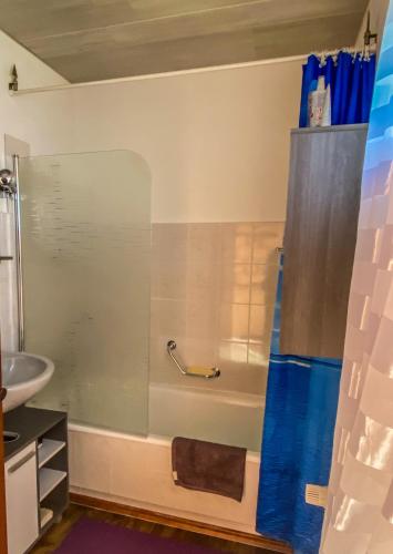 a bathroom with a tub and a sink at Ferienwohnung Santino in Goslar
