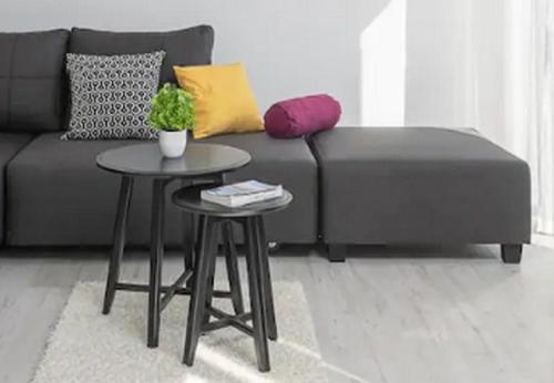 ein Wohnzimmer mit einer Couch und zwei Tischen in der Unterkunft Apartment Dolce in Cavtat