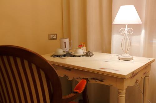 a table with a lamp on top of it at La Maison De Vì in Carpaneto Piacentino