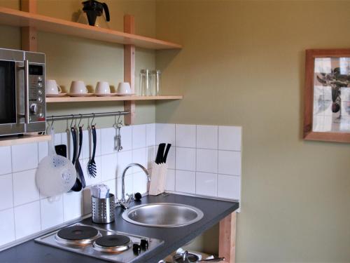 Apartment Twain by Interhome في ماريانسكي لازني: مطبخ مع حوض و كونتر توب