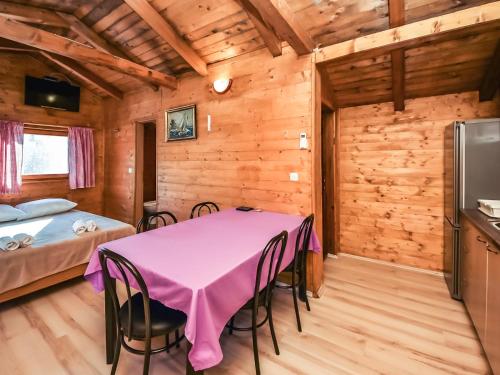 - une salle à manger avec une table et un lit dans l'établissement Holiday Home Palma-5 by Interhome, à Anić