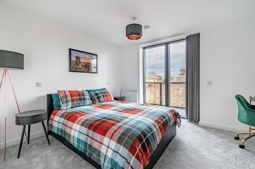 A bed or beds in a room at amazing apartments - Great Junction St - by Water of Leith