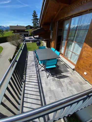 Balcon ou terrasse dans l'établissement Magnifique appartement vue sur les montagnes