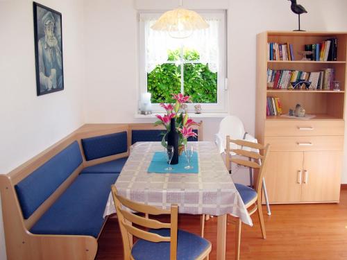 ツィノヴィッツにあるHoliday Home Schneider by Interhomeのダイニングルーム(テーブル、椅子、窓付)