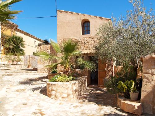S'HortaにあるHoliday Home Can Xesquet - CDO245 by Interhomeの木々と植物が目の前にある家
