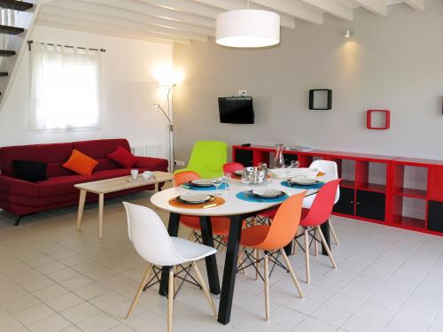CréancesにあるHoliday Home Village des Dunes - CEZ311 by Interhomeのダイニングルーム(テーブル、カラフルな椅子付)