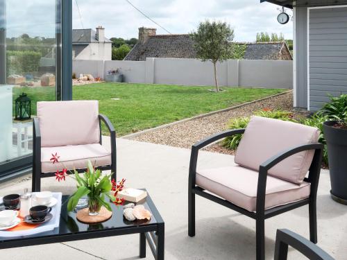 - une terrasse avec 2 chaises et une table basse dans l'établissement Holiday Home Avel Dro by Interhome, à Pleubian