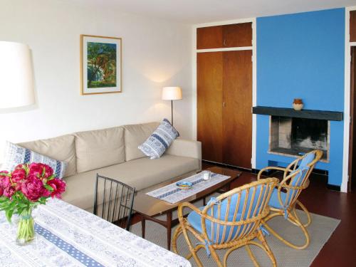 un salon avec un canapé et une table dans l'établissement Apartment Villa Montemare Colette by Interhome, au Lavandou