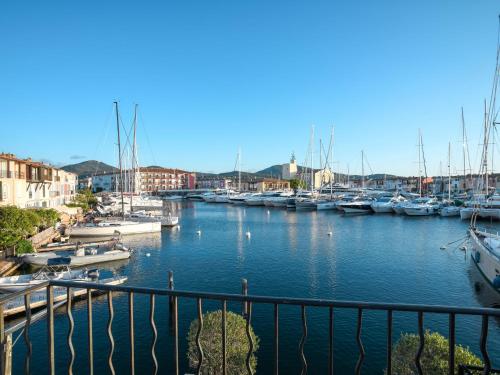 un puerto deportivo con muchos barcos en el agua en Holiday Home Maison pêcheur by Interhome, en Grimaud