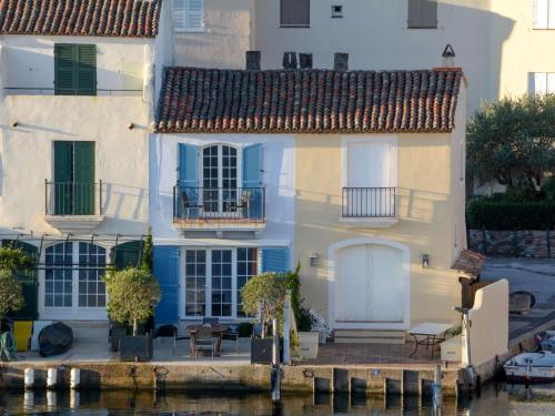 une maison avec un quai à côté d'une masse d'eau dans l'établissement Holiday Home Maison pêcheur by Interhome, à Grimaud