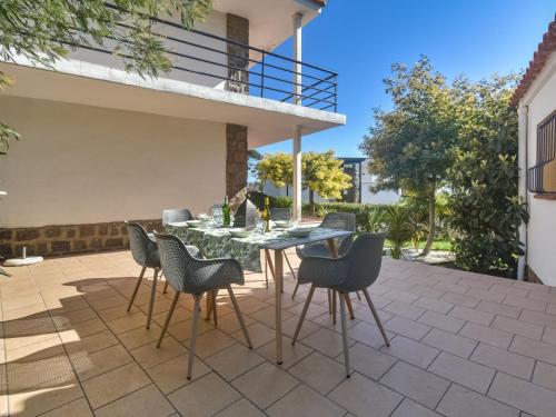 un patio avec une table et des chaises sur un patio dans l'établissement Apartment Chenou-2 by Interhome, aux Issambres