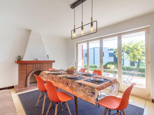 une salle à manger avec une table et des chaises et une cheminée dans l'établissement Apartment Chenou-2 by Interhome, aux Issambres