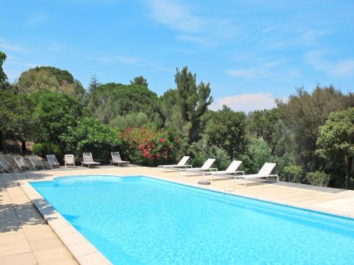 une piscine avec des chaises longues et une piscine dans l'établissement Holiday Home Le Coba by Interhome, à Sainte-Maxime