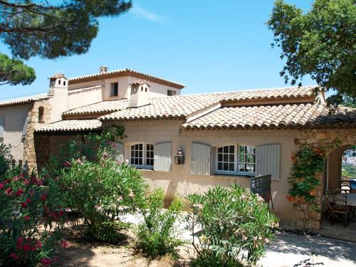 Cette grande maison en pierre est dotée d'un toit en carrelage. dans l'établissement Holiday Home Le Coba by Interhome, à Sainte-Maxime