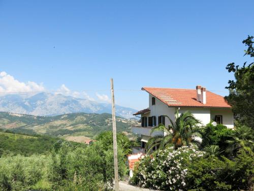 ein Haus auf einem Hügel mit Bergen im Hintergrund in der Unterkunft Holiday Home Scutti by Interhome in Altino