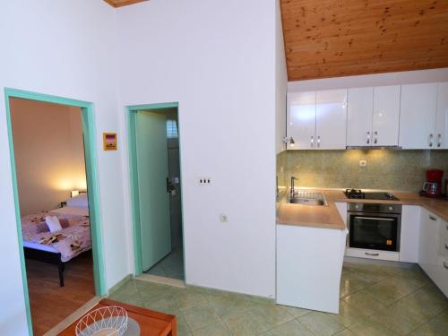 Η κουζίνα ή μικρή κουζίνα στο Holiday Home Camp Marko-1 by Interhome