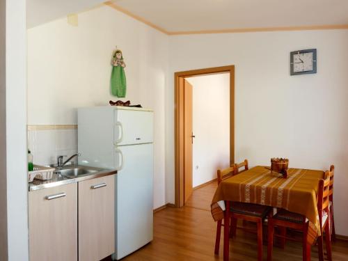 Virtuvė arba virtuvėlė apgyvendinimo įstaigoje Apartment Rudez-2 by Interhome