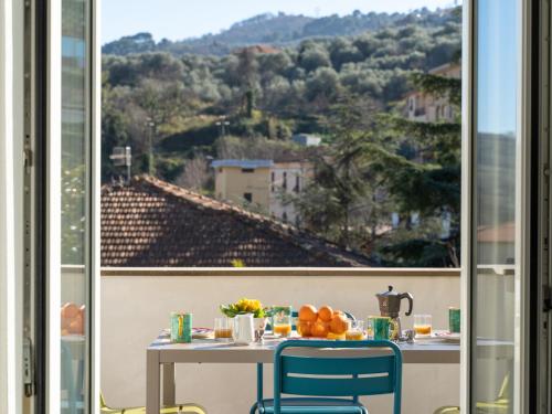 una mesa con vistas a la ciudad desde una ventana en Apartment Giovanni - DOL116 by Interhome, en Dolcedo