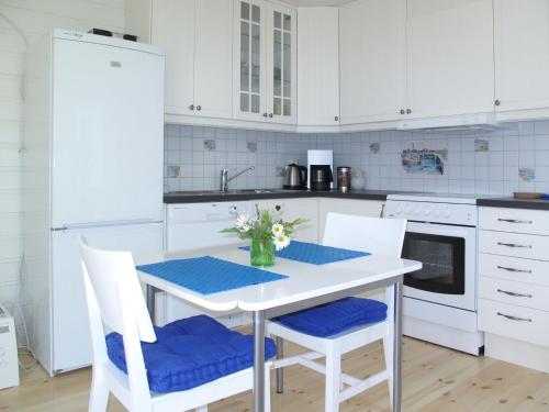 Кухня или мини-кухня в Apartment Fagerdalsnipi - FJS609 by Interhome

