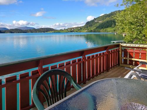 - une table sur une terrasse avec vue sur un lac dans l'établissement Holiday Home Idun - FJS131 by Interhome, à Hyllestad