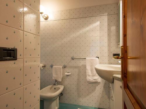 Bilik mandi di Holiday Home Il Casellino-1 by Interhome