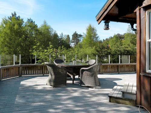 patio con tavolo e sedie su una terrazza di Holiday Home Solfridbu - SOW070 by Interhome a Øyuvstad