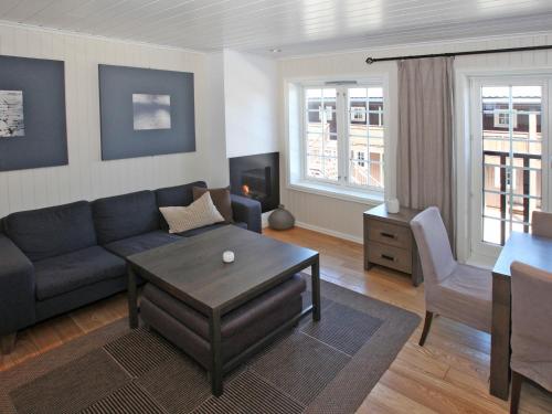 ein Wohnzimmer mit einem Sofa und einem Tisch in der Unterkunft Apartment Havsdalsgrenda - HLD102 by Interhome in Geilo